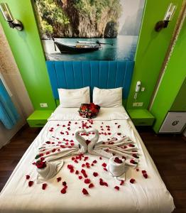 een slaapkamer met een bed bedekt met rozen en harten bij Hotel Megaron in Istanbul