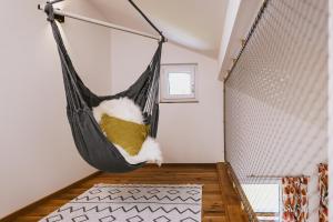 una hamaca colgada del techo de una habitación en Bewegt Appartements, en Kaprun