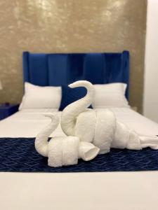 Dos cisnes hechos de toallas en una cama en Lighthouse View Boutique Hotel en Boracay