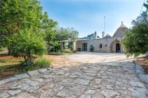 une allée en pierre en face d'une maison dans l'établissement Trullo Nonno Vittorio, à Latiano