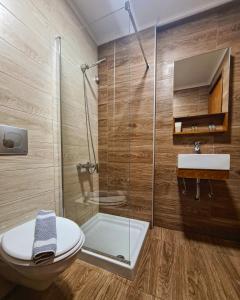 e bagno con doccia, servizi igienici e lavandino. di Abella Hotel ad Agia Marina Nea Kydonias