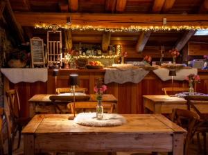 サウゼ・ドゥルクスにあるChalet Faureのテーブルと椅子のあるレストラン、バー