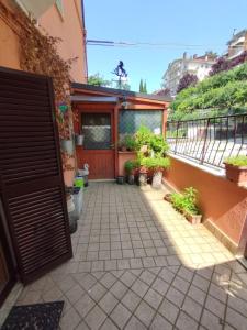 una puerta a un edificio con un balcón con plantas en Mimosa en Tagliacozzo