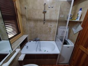 y baño con bañera, aseo y ducha. en Mimosa en Tagliacozzo