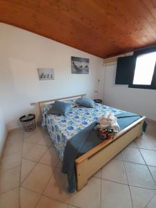 um quarto com uma cama com um edredão azul em Casa Giola em Solanas