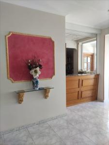 a room with a vase of flowers on a wall at Hotel Bonaire in Revolta