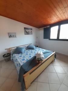 um quarto com uma cama com um edredão azul em Casa Giola em Solanas