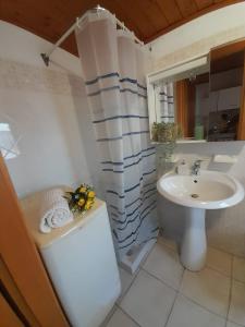 uma casa de banho com um lavatório, uma banheira, um WC e um lavatório. em Casa Giola em Solanas