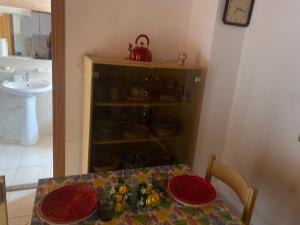 a dining room table with two red plates on it at Casa Giola in Solanas