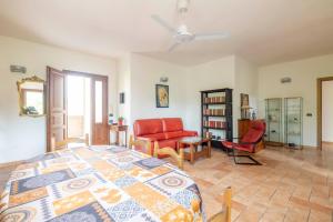 A seating area at Appartamento spazioso Le Vitterelle B&B