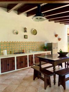 uma cozinha com uma mesa e uma bancada em Villa Vinci em Menfi