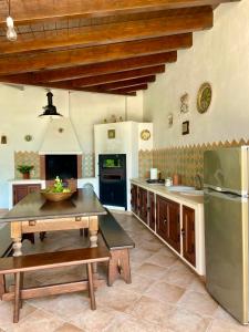 uma grande cozinha com uma mesa e um frigorífico em Villa Vinci em Menfi