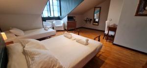 - une chambre avec un lit et un salon dans l'établissement Casa de Aldea Las 7 gotas, à Celorio