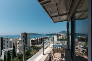 einen Balkon mit Stadtblick in der Unterkunft Eurostars Queen of Montenegro in Budva