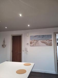 Zimmer mit einem weißen Tisch und einem Gemälde an der Wand in der Unterkunft Amazing London 1 BR Flat in Astral House AS18 in Norbury