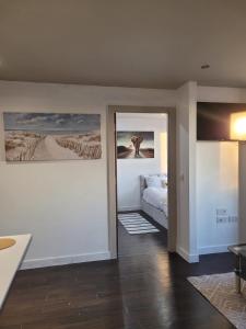 ein Schlafzimmer mit zwei Gemälden an der Wand und einem Bett in der Unterkunft Amazing London 1 BR Flat in Astral House AS18 in Norbury