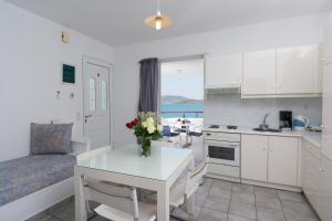 Kuchyň nebo kuchyňský kout v ubytování Markakis Apartments