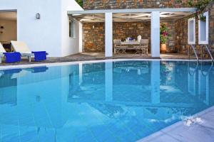 una piscina de agua azul en una casa en Holiday home in Elounda, en Elounda