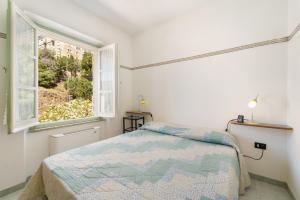 1 dormitorio con cama y ventana en Anna's House, en Arbus