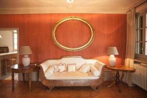 een woonkamer met een bank en een spiegel bij Villa Di Lambda in Cellarengo