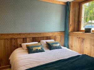 a bedroom with a white bed with blue walls at Appartement Samoëns, 3 pièces, 4 personnes - FR-1-624-85 in Samoëns