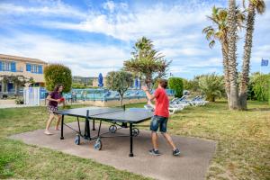 Stolní tenis v ubytování Hôtel La Nartelle nebo okolí