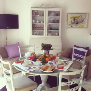 a table with a plate of fruit on it at Appartamento silenzioso comodo alle spiagge e stazione ferroviaria in Lavagna