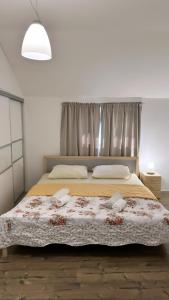 1 dormitorio con 1 cama con 2 toallas en Apartment Zara, en Zadar