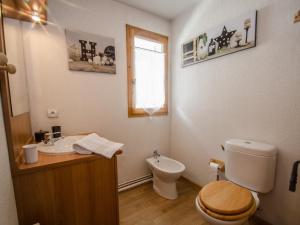 łazienka z toaletą i umywalką w obiekcie Chalet calme à Chamonix, proche centre-ville avec balcons, parking et Wi-Fi - FR-1-343-212 w Chamonix-Mont-Blanc