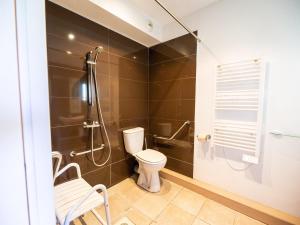 łazienka z toaletą i prysznicem w obiekcie Studio cosy avec piscine, WiFi et parking - FR-1-165B-41 w mieście Jausiers +4 zdjęcia