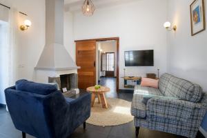 a living room with two chairs and a fireplace at Casa El Patio Teseguite in Teseguite