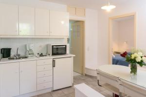 Kuchyň nebo kuchyňský kout v ubytování Markakis Apartments