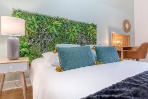 1 dormitorio con 1 cama con pared verde en Le Tropical de Lamartine en Limoges