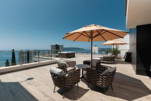 een tafel en stoelen met een parasol op een balkon bij Eurostars Queen of Montenegro in Budva