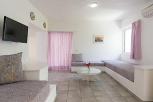 TV a/nebo společenská místnost v ubytování Markakis Apartments