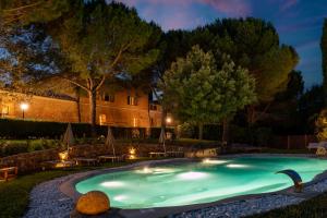 basen na podwórku nocą w obiekcie Castello di Leonina Relais - Adults Only w Sienie