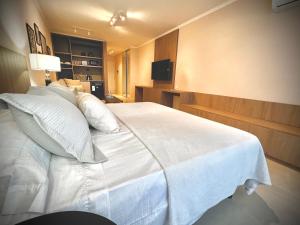 1 dormitorio con 1 cama blanca grande y TV en Luxury Apartments in Deco Recoleta by Apartments Bariloche en Buenos Aires