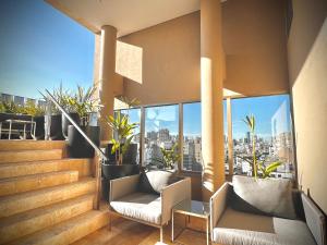 ブエノスアイレスにあるLuxury Apartments in Deco Recoleta by Apartments Barilocheのバルコニー(椅子2脚、植物付)