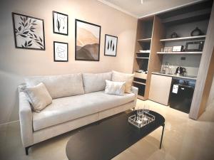 ブエノスアイレスにあるLuxury Apartments in Deco Recoleta by Apartments Barilocheのリビングルーム(ソファ、コーヒーテーブル付)