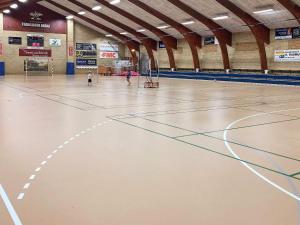 une salle de sport vide avec un terrain de basket-ball dans l'établissement 6 person holiday home in Thybor n, à Thyborøn