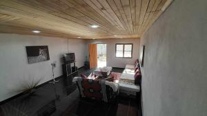 ein Wohnzimmer mit einem Sofa und einem TV in der Unterkunft Hostel Sao Gabriel in São Tomé