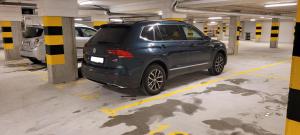 une voiture bleue garée sur un parking dans l'établissement Bel Mare Aqua, à Międzyzdroje 33 autres photos