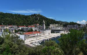 una ciudad con un puerto con barcos en el agua en Hotel Tolero, en Ploče