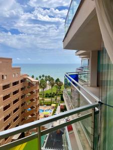 - un balcon offrant une vue sur l'océan dans l'établissement Marina Dor Primera Linea, à Oropesa del Mar