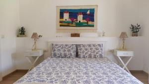 een slaapkamer met een bed en twee nachtkastjes bij B&B Il Carlino in Villaggio Azzurro
