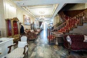 ein Wohnzimmer mit einer Treppe mit Stühlen und einem Sofa in der Unterkunft Solomon's Mansion Hotel Istanbul in Istanbul