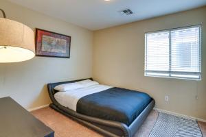 Säng eller sängar i ett rum på Relaxing Phoenix Home with Patio and Fenced-In Yard
