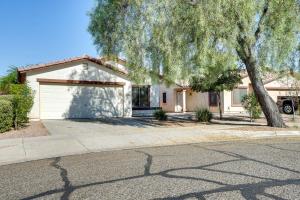 una casa con un árbol delante de una calle en Relaxing Phoenix Home with Patio and Fenced-In Yard en Phoenix
