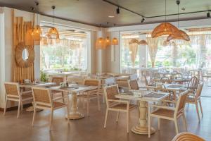 A restaurant or other place to eat at Rixos Premium Göcek - Adult Only