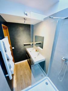 bagno con lavandino e doccia di CasaJoy, MS, Aix-en-Provence ad Aix en Provence